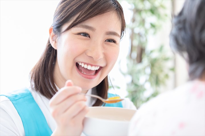 《三鷹市》週払いOK・ケアハウスでの介護スタッフ！（週休2日・日勤）