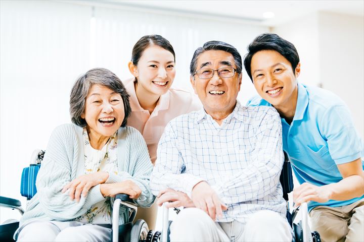 《入間市》週払いOK・介護保健施設での介護スタッフ！（資格不要・経験があればOK）