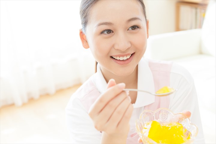 《横浜市青葉区》週払いOK・サービス付き高齢者向け住宅での介護スタッフ！（Web面接OK・週休2日）