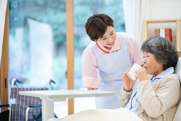 《八王子市》週払いOK・老人ホームでの介護スタッフ！（週休2日・日勤）