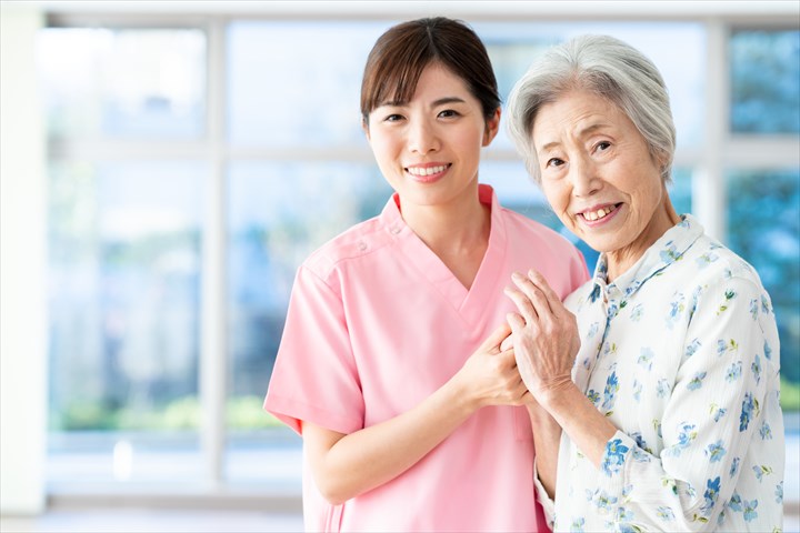 《渋谷区》週払いOK・グループホームなどの施設での介護スタッフ！（週休2日・日勤）
