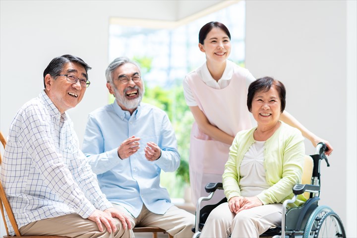 《八王子市》週払いOK・老人ホームでの介護スタッフ！（週休2日・日勤）