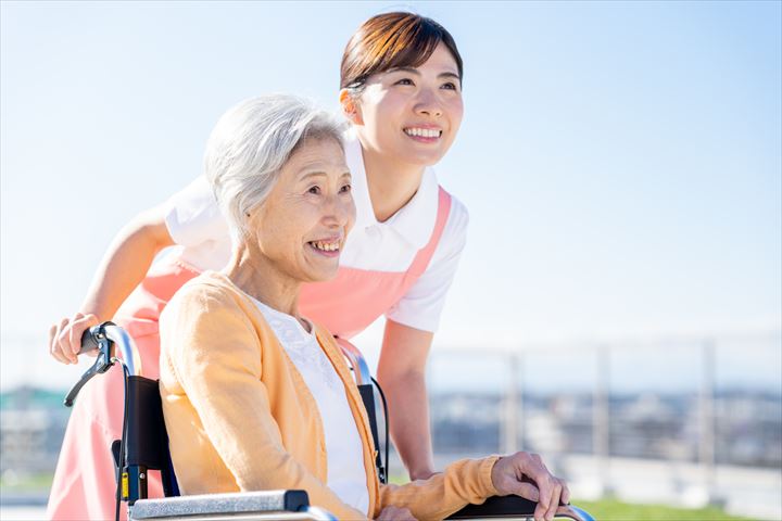 《千代田区》週払いOK・特別養護老人ホームでの介護スタッフ！（週休2日・資格を活かす）