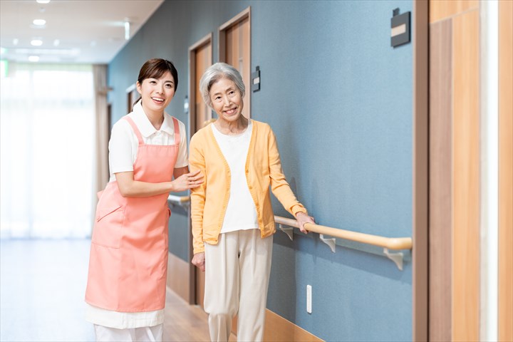 《八王子市》週払いOK・老人ホームでの介護スタッフ！（週休2日・日勤）