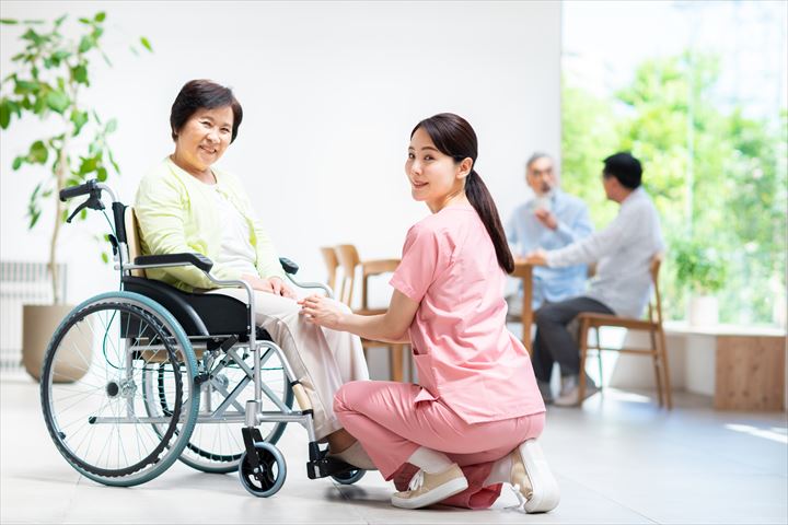 《調布市》週払いOK・従来型特別養護老人ホームでの介護スタッフ！（Web面接OK・週休2日）