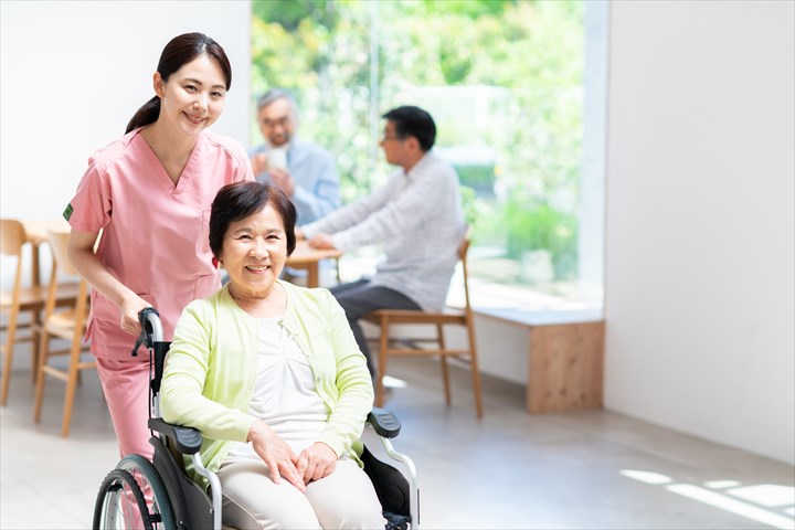 《横浜市港北区》週払いOK・従来型特別養護老人ホームでの介護スタッフ！（週休2日・資格や経験を活かす）