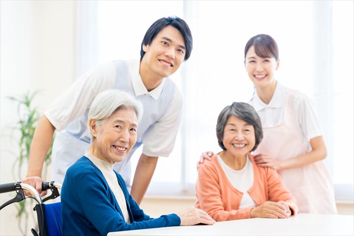 《川崎市宮前区》週払いOK・介護老人保健施設での介護スタッフ！（日勤・資格を活かす）