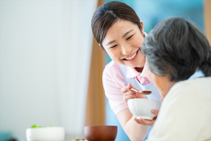 《中央区》週払いOK・ユニット型特別養護老人ホームでの介護スタッフ！（無資格OK・週4勤務）