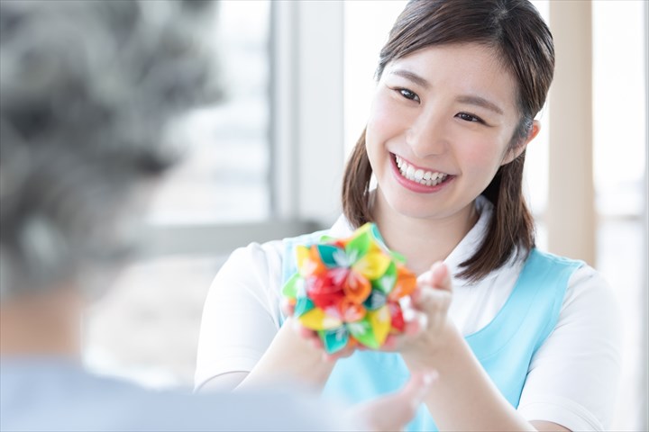 《世田谷区》週払いOK・デイサービス利用者の送迎ドライバー兼介護スタッフ！（週休2日・日勤）