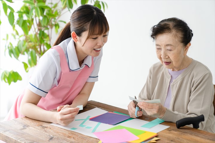 《足立区》週払いOK・老人ホームでの介護スタッフ！（週4～5・日勤）