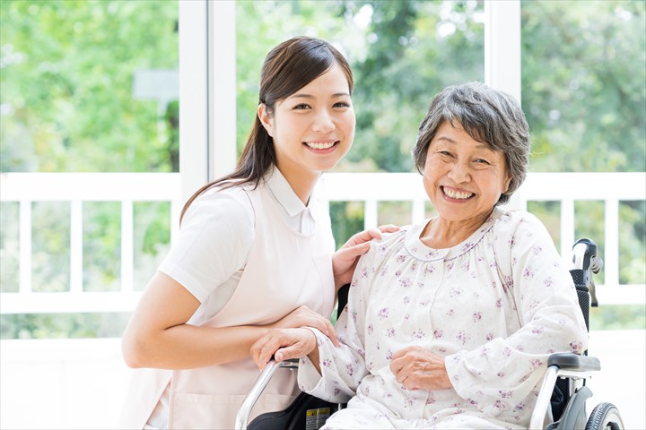 《あきる野市》週払いOK・老人ホームでの介護スタッフ！（週休2日・無資格OK）
