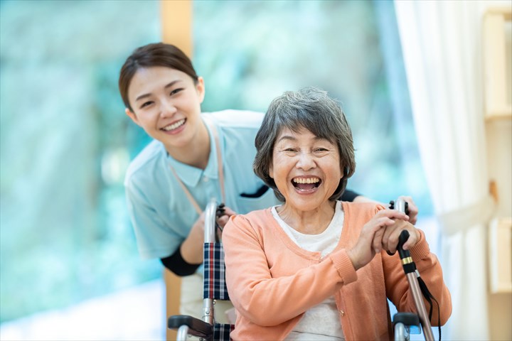 《川越市》週払いOK・特別養護老人ホームでの介護スタッフ！（週休2日・日勤）