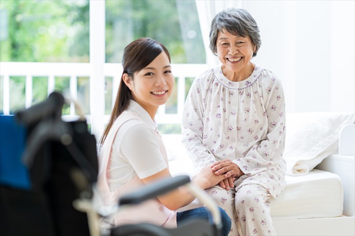 《港区》週払いOK・特別養護老人ホームでの介護スタッフ！（週休2日・駅チカ）