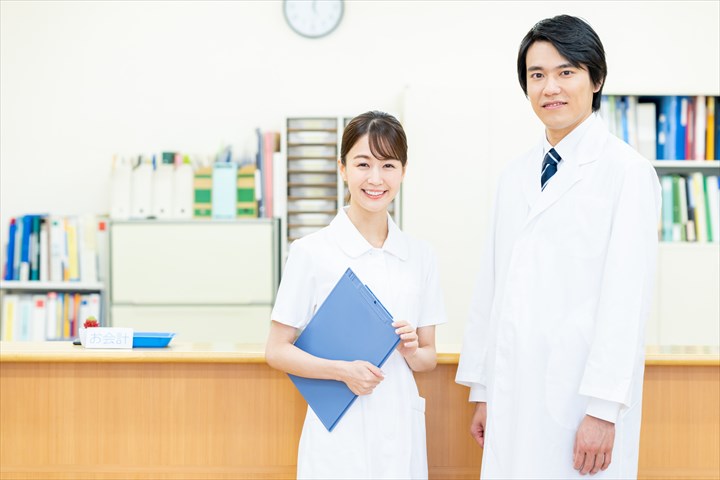 《荒川区》週払いOK・普通車での個人宅への医師や歯科衛生士の送迎ドライバー！（Web面接OK・高時給）